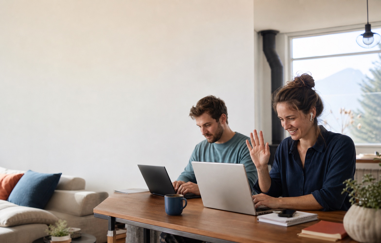 Zwei junge Berufstätige kommunizieren digital und arbeiten gemeinsam